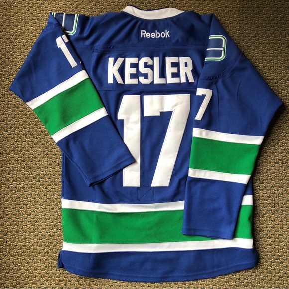 SOLD - Canucks Jersey - #17 Ryan Kessler - Picture 2 of 4